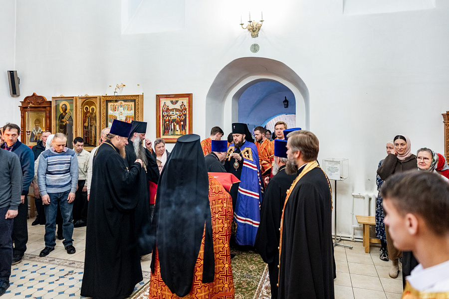 Божественная литургия в Свято-Троицком Белопесоцком женском монастыре города Ступино